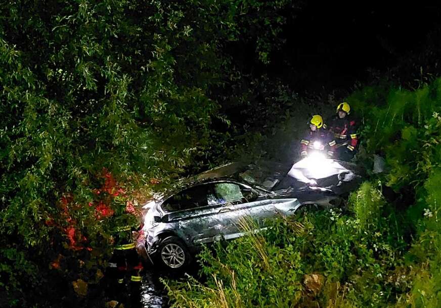 (FOTO) POVRIJEĐENE 3 OSOBE Fotografije sa mjesta teške nesreće u Banjaluci, oštećena i zaštitna ograda na mostu