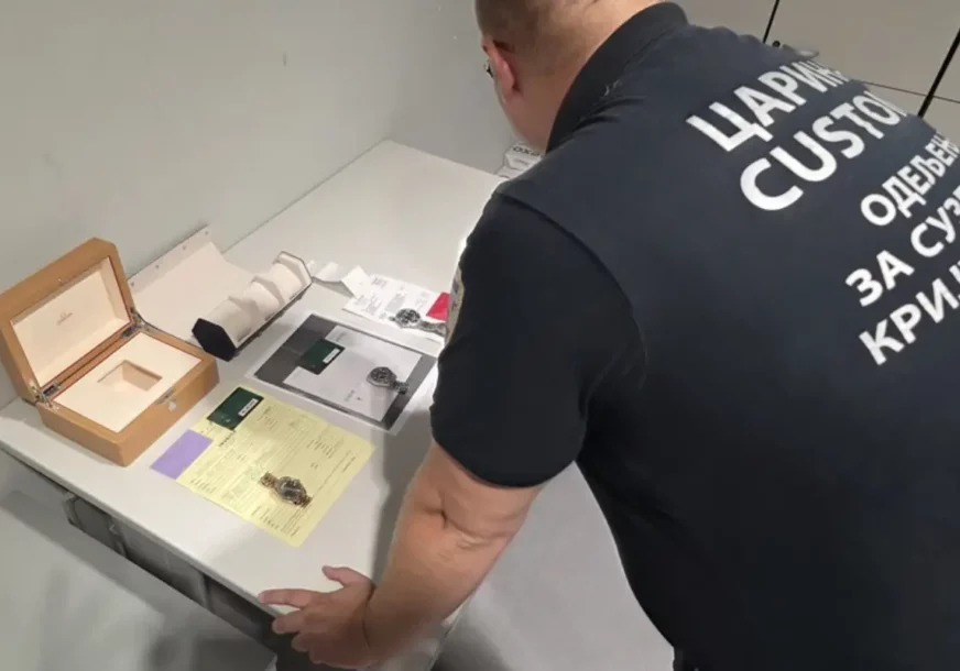 PLIJEN VRIJEDAN PREKO 80.000 EVRA Carinici na aerodromu „Nikola Tesla“ zaustavili putnika, pa otkrili OVO