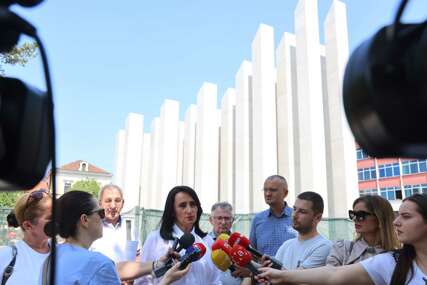 (FOTO) Počast poginulim borcima, ili lakrdija: Centralno spomen obilježje u Banjaluci opet u centru političkih prepucavanja, a šta kaže BORS