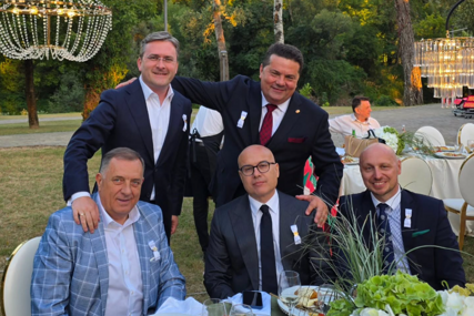 (VIDEO, FOTO) Atmosfera na svadbi Stevandićevog sina: Dodik preuzeo mikrofon i zapjevao
