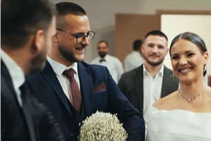 (VIDEO) SVADBA KOJA ĆE OSTATI UPAMĆENA Porodica Nedeljković od veselja napravila spektakl, 3 brata i otac odveli mladu pred oltar