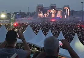 (VIDEO, FOTO) Atmosfera užarena, baklje, vatromet: Zagrebački Hipodrom PREPLAVLJEN FANOVIMA Tompsona, KONCERT POČEO, mediji tvrde da je došlo upola manje ljudi od najavljenog