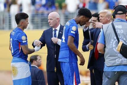 Donald Tramp uručuje medalje fudbalerima