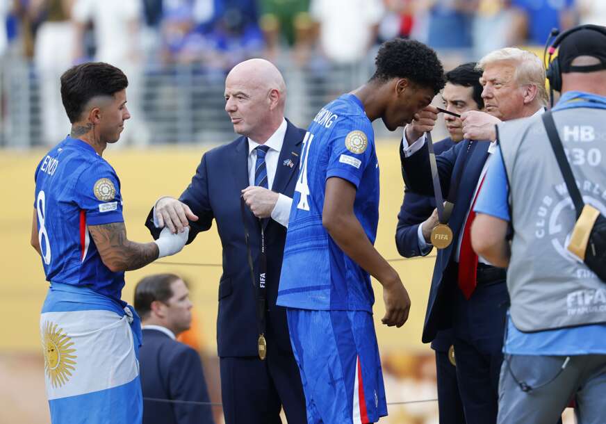 Donald Tramp uručuje medalje fudbalerima