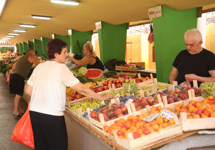 voće i povrće na banjalučkoj tržnici 
