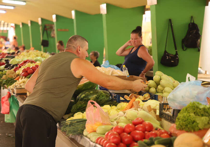 voće i povrće na banjalučkoj tržnici 