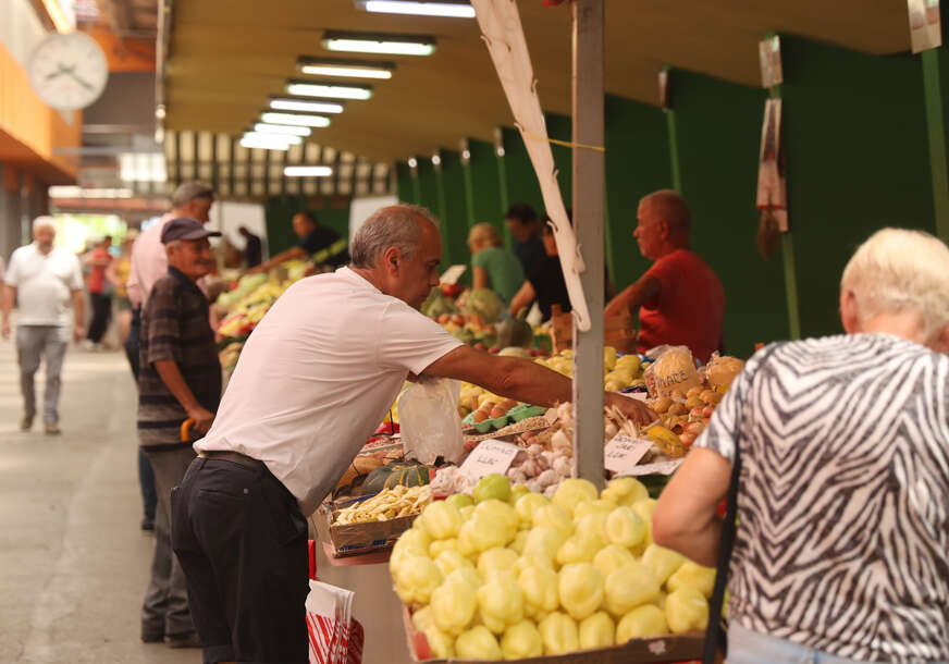 voće i povrće na banjalučkoj tržnici 