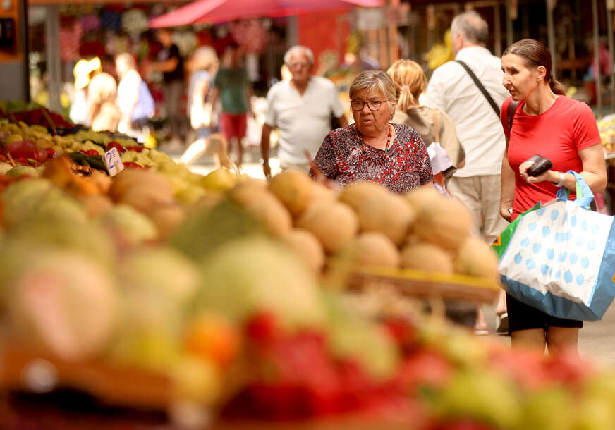 voće i povrće na banjalučkoj tržnici 