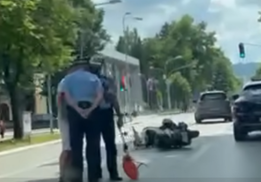 Sudar auta i motora: Udes kod zgrade Vlade u Banjaluci