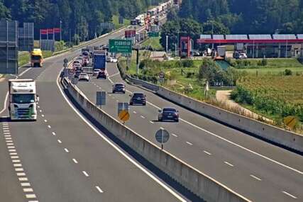 (FOTO) Stravičan udes na auto-putu u Sloveniji: Najmanje 4 osobe poginule, 2 povrijeđene, saobraćaj obustavljen na ovom dijelu