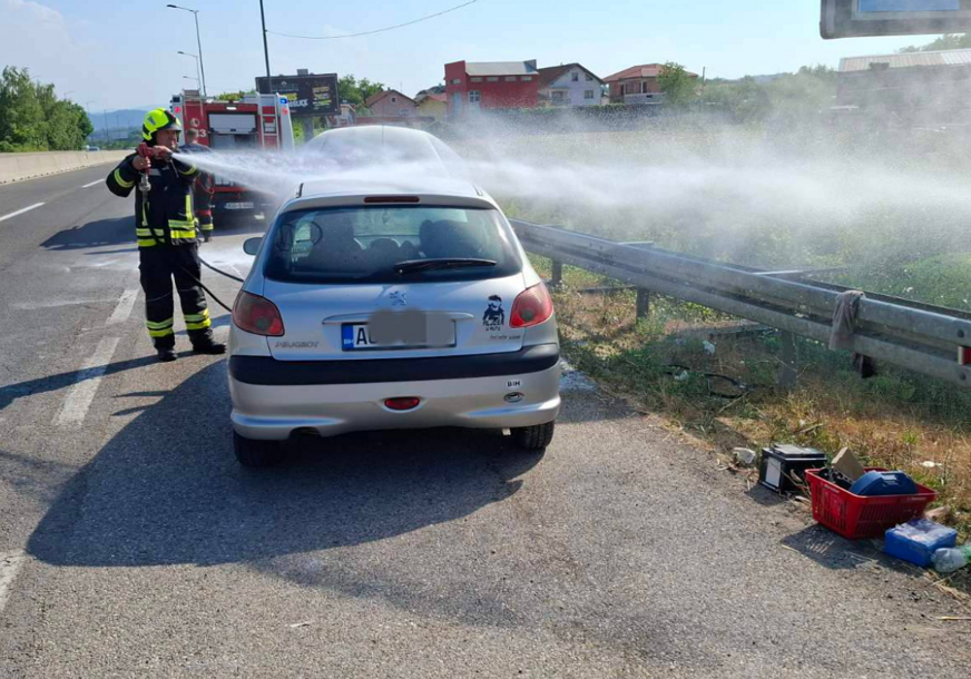 (FOTO) Intervenisali više puta: Banjalučki vatrogasci u akciji, u jednom danu GORJELA 2 AUTOMOBILA