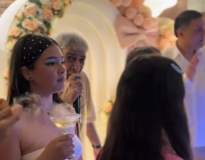 (VIDEO) GALA SLAVLJE Ljuba Aličić proslavio rođendan unuke, na veselju bio i sin za kojeg se priča da nije u dobrim odnosima sa pjevačem