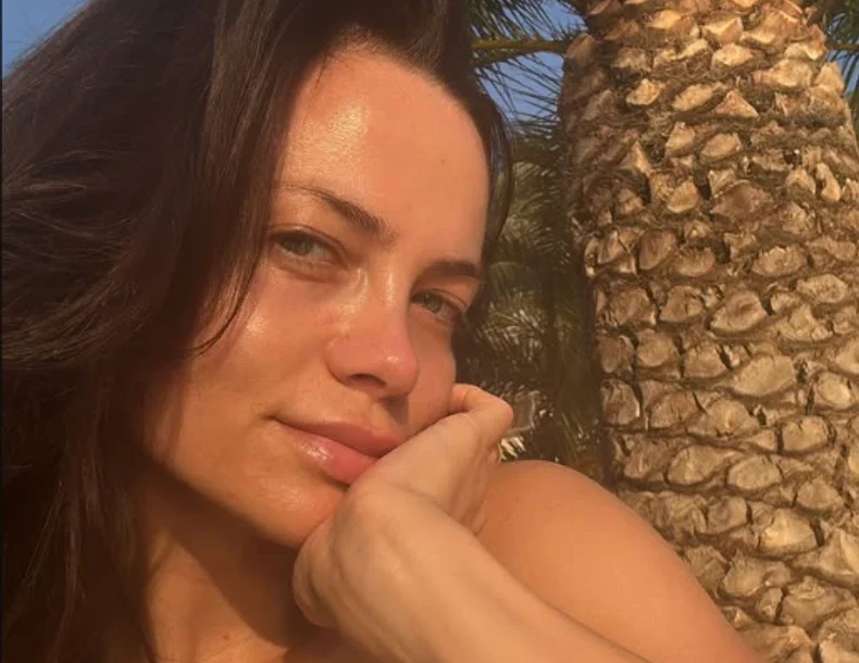 (FOTO) PREPLANUO TEN I LICE BEZ ŠMINKE Milica Pavlović odmara na moru, jednu stvar na njoj svi komentarišu