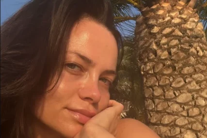 (FOTO) PREPLANUO TEN I LICE BEZ ŠMINKE Milica Pavlović odmara na moru, jednu stvar na njoj svi komentarišu