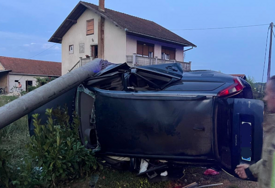 (FOTO) Karambol na putu: Automobilom SLETIO I UDARIO U BANDERU kod Prijedora, vozača izvlačili vatrogasci