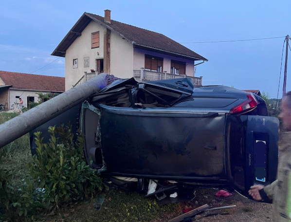 vatrogasci izvlačili vozača iz auta