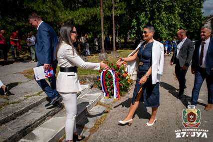(FOTO) "Srbima u Federaciji BiH potrebna pomoć institucija Srpske i Srbije" Jelena Rodić u ime SPS čestitala Dušici Runić dan opštine Dvar