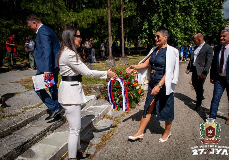 (FOTO) "Srbima u Federaciji BiH potrebna pomoć institucija Srpske i Srbije" Jelena Rodić u ime SPS čestitala Dušici Runić dan opštine Dvar