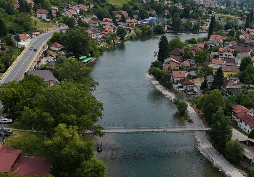 zatvoren viseći pješački most u srpskim toplicama šeher