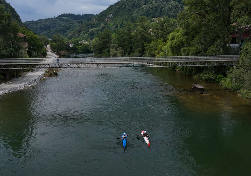 zatvoren viseći pješački  most u srpskim toplicama šeher 