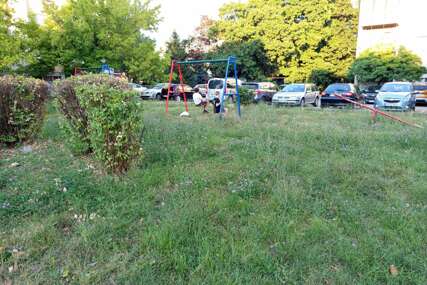 (FOTO) Gledamo igralište ili zapuštenu livadu: Ovako izgleda POSTOR OSMIŠLJEN ZA NAJMLAĐE u jednom banjalučkom naselju
