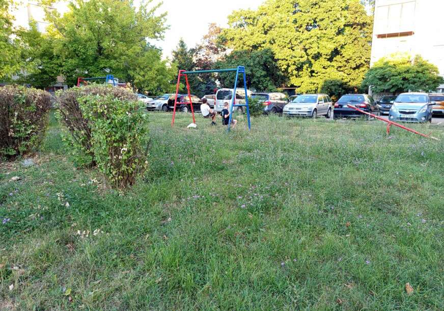 (FOTO) Gledamo igralište ili zapuštenu livadu: Ovako izgleda POSTOR OSMIŠLJEN ZA NAJMLAĐE u jednom banjalučkom naselju