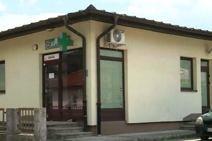 (VIDEO) Nemaju gdje da se liječe: Stanovnici Vojkovića najavili blokadu puta zbog nedostatka doktora u ambulanti