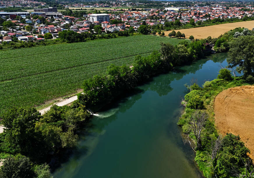 vrbas , naselje lazarevo mjesto  istresanje pokretnih toaleta u rijeku 