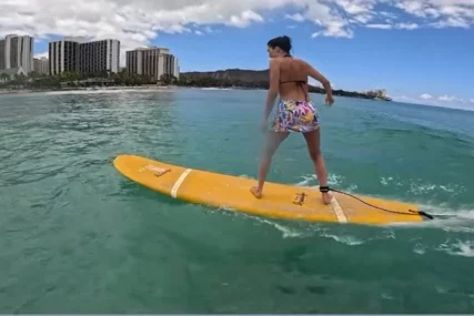 (VIDEO) Učila da surfuje i uživala u talasima: Ovako se Jelisaveta Orašanin PROVODILA NA HAVAJIMA, ništa nije slutilo da će naići cunami