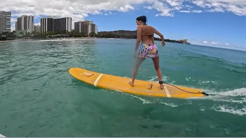 (VIDEO) Učila da surfuje i uživala u talasima: Ovako se Jelisaveta Orašanin PROVODILA NA HAVAJIMA, ništa nije slutilo da će naići cunami