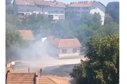 (VIDEO) ODJEKIVALA "GORI STARA LJUBAV", PA NASTAO HAOS Još jedna prosidba u BiH završila požarom, mladić na kraju dobio i batine