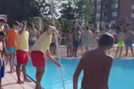 Izvršio veliku nuždu u bazenu 