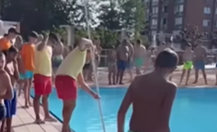 Izvršio veliku nuždu u bazenu 
