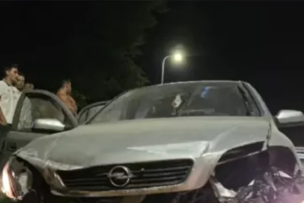 (VIDEO) JEZIVI SNIMAK NESREĆE Vozio preko stotke, izgubio kontrolu i zabio se u ogradu, spriječena ekološka šteta
