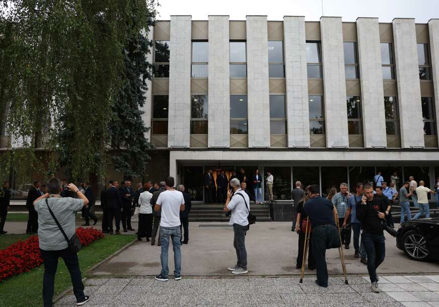 (VIDEO, FOTO) POLICIJA NIJE NAŠLA BOMBU Nakon burnog jutra i hitne evakuacije počela posebna sjednica Narodne skupštine