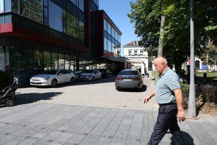 (FOTO) Novi gradski trend: Divlji parking ispod prozora Gradske uprave, DOBRODOŠLI u Banjaluku