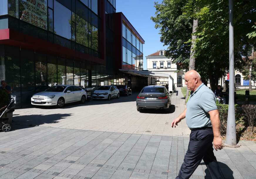 (FOTO) Novi gradski trend: Divlji parking ispod prozora Gradske uprave, DOBRODOŠLI u Banjaluku