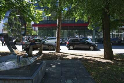 (VIDEO, FOTO) Divlji parking u centru Banjaluke: Čekali smo pauka sat vremena, a onda se pojavio ON i "riješio" problem