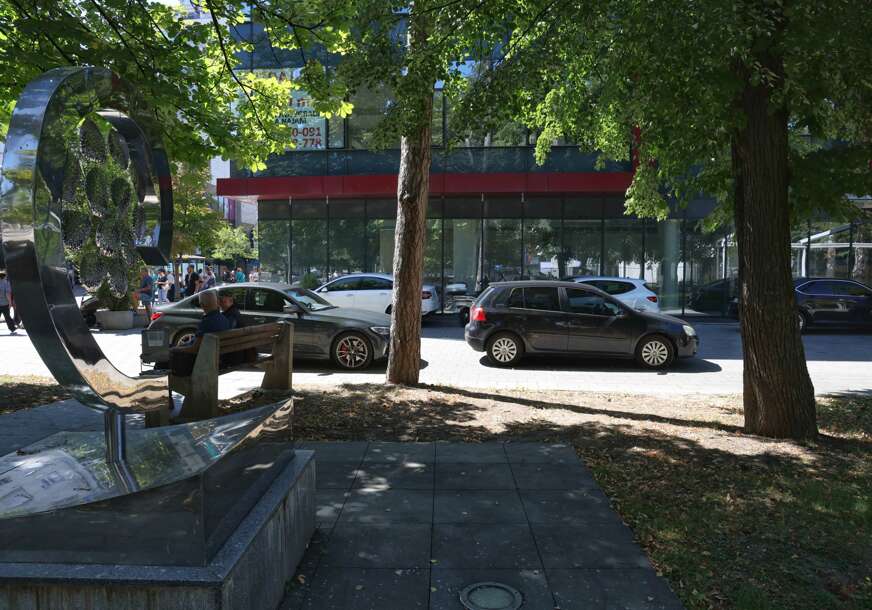 (VIDEO, FOTO) Divlji parking u centru Banjaluke: Čekali smo pauka sat vremena, a onda se pojavio ON i "riješio" problem