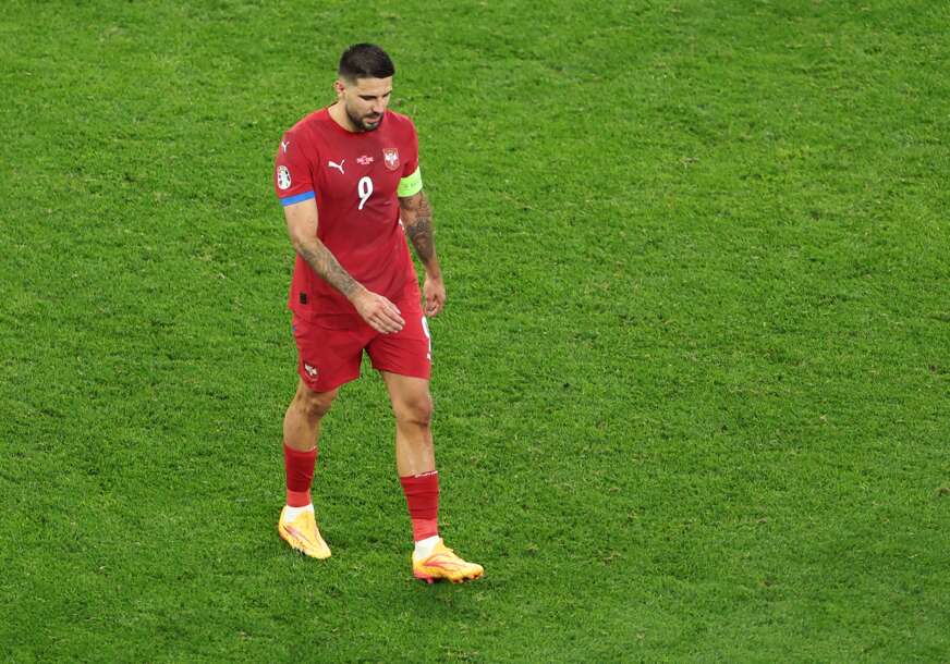 Englez iz VAR sobe dosudio penal Škotima: Aleksandar Mitrović bio SUSPENDOVAN ZBOG NAPADA na ovog sudiju