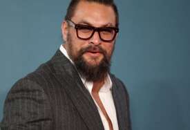 (FOTO) Bila mu je zaštitni znak: Čuveni glumac Džejson Momoa OBRIJAO BRADU nakon više od pola decenije