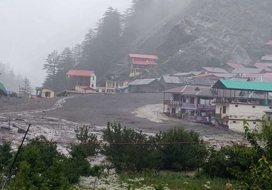 (VIDEO, FOTO) "Zid vode" sravnio selo: Himalaji se tope, BUJICE NOSE SVE PRED SOBOM, desetine ljudi nestalo