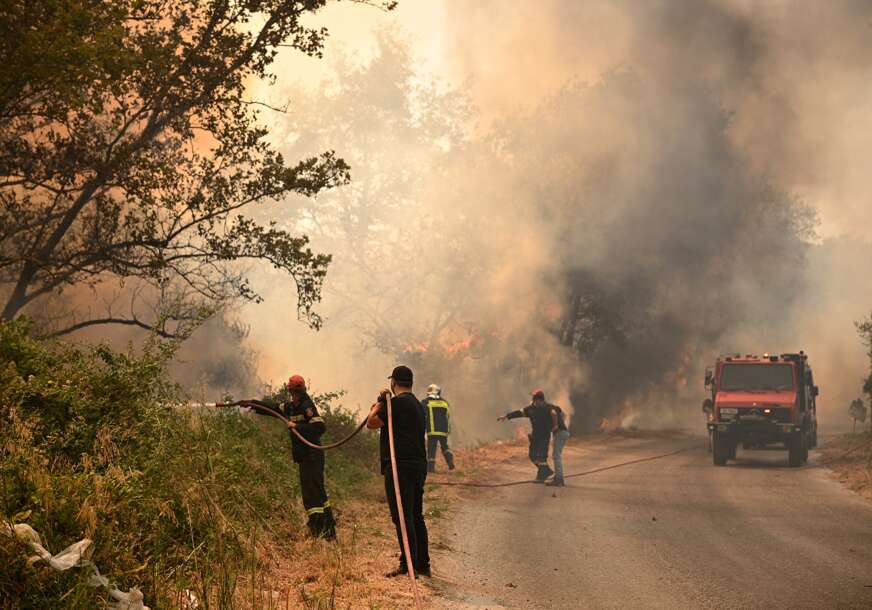(FOTO) "NIKADA NE ODUSTAJU" Vatrogasci koji su se tokom noći borili sa vatrom iscrpljeni legli na ulicu da odmore