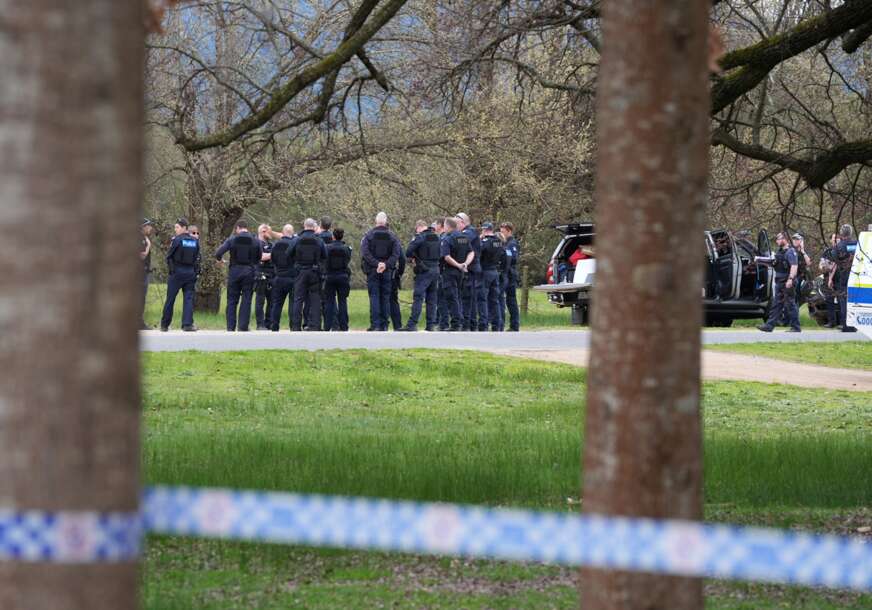 (FOTO) Opsadno stanje nakon pucnjave: Napadač ubio 2 policajca, pa POBJEGAO SA DJECOM
