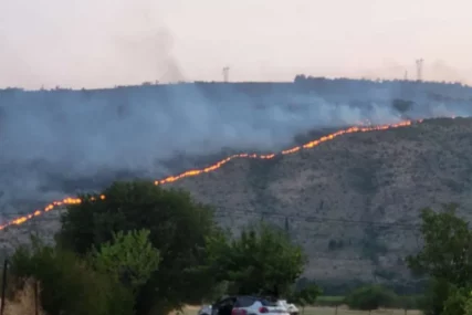 Na terenu 30 vatrogasaca: Požar se iz Mostara proširio prema Buni i Žitomislićima