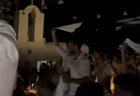 (VIDEO) NOLE UŽIVA U NOĆNOM PROVODU Popeo sa na sto i zaigrao uz popularnu grčku pjesmu
