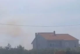 (VIDEO) VATRENA STIHIJA U DALMACIJI Dignuti kanaderi, širi se prema kućama, vatrogascima posao otežava bura
