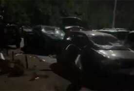 (VIDEO) KRŠ I LOM Potpuno razlupani automobili  na jednom parkingu u Novom Sadu