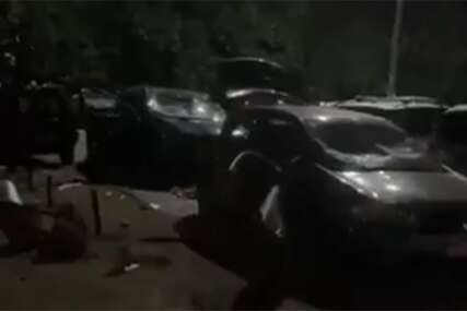 (VIDEO) KRŠ I LOM Potpuno razlupani automobili  na jednom parkingu u Novom Sadu
