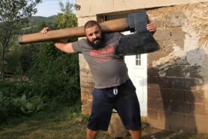 (VIDEO) Sarajevski Herkul podigao najveću kovanu sjekiru na svijetu: Ovaj moćni novinar uspio je s njom da iscijepa i panj